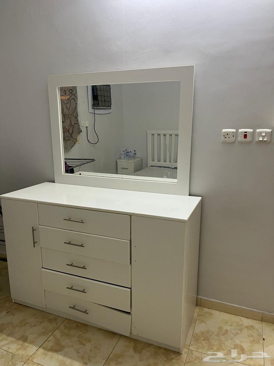 للبيع تسريحتين وغرفه نوم كامله مع دولاب ملابس64373151208450112