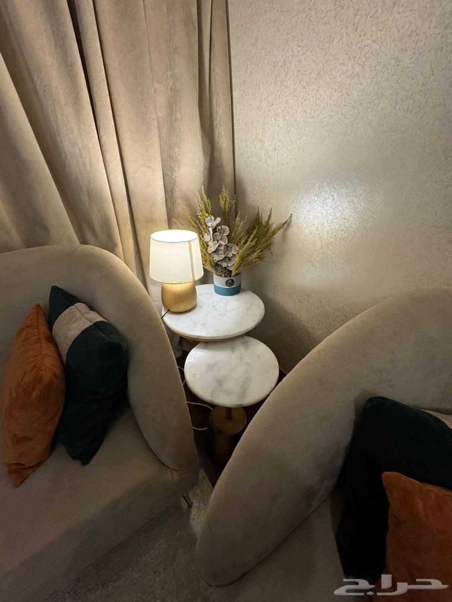 صاله للبيع مع ستارة والطاولات ودولاب تخزين جزين64368296314498112