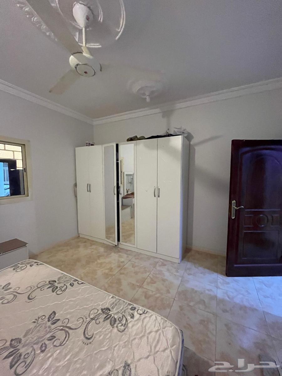 للبيع تسريحتين وغرفه نوم كامله مع دولاب ملابس64373151208450110