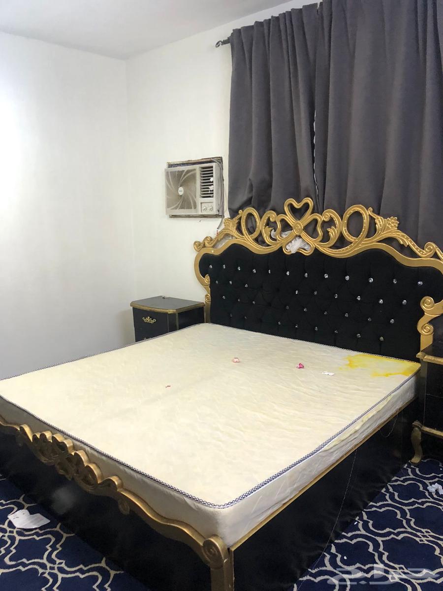 Complete used bedroom set consisting of a wardrobe, bed with mattress, and dressing table64370323453827111