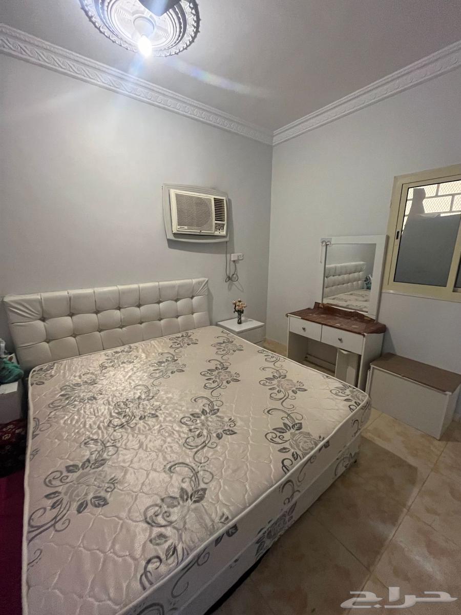 للبيع تسريحتين وغرفه نوم كامله مع دولاب ملابس64373151208450111