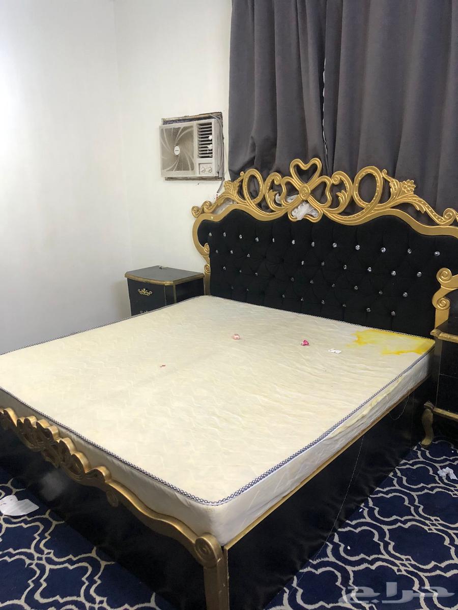 Complete used bedroom set consisting of a wardrobe, bed with mattress, and dressing table64370323453827113
