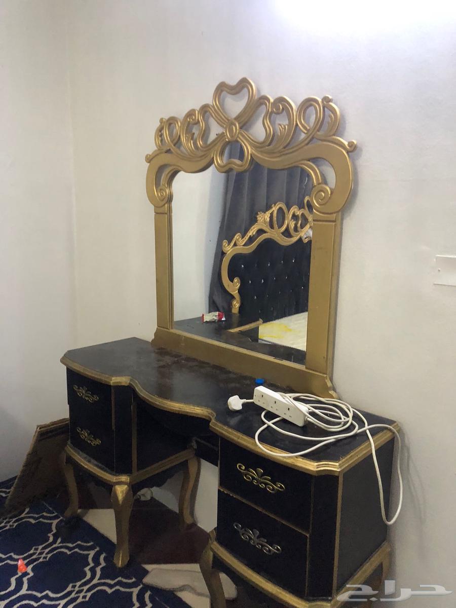 Complete used bedroom set consisting of a wardrobe, bed with mattress, and dressing table64370323453827112