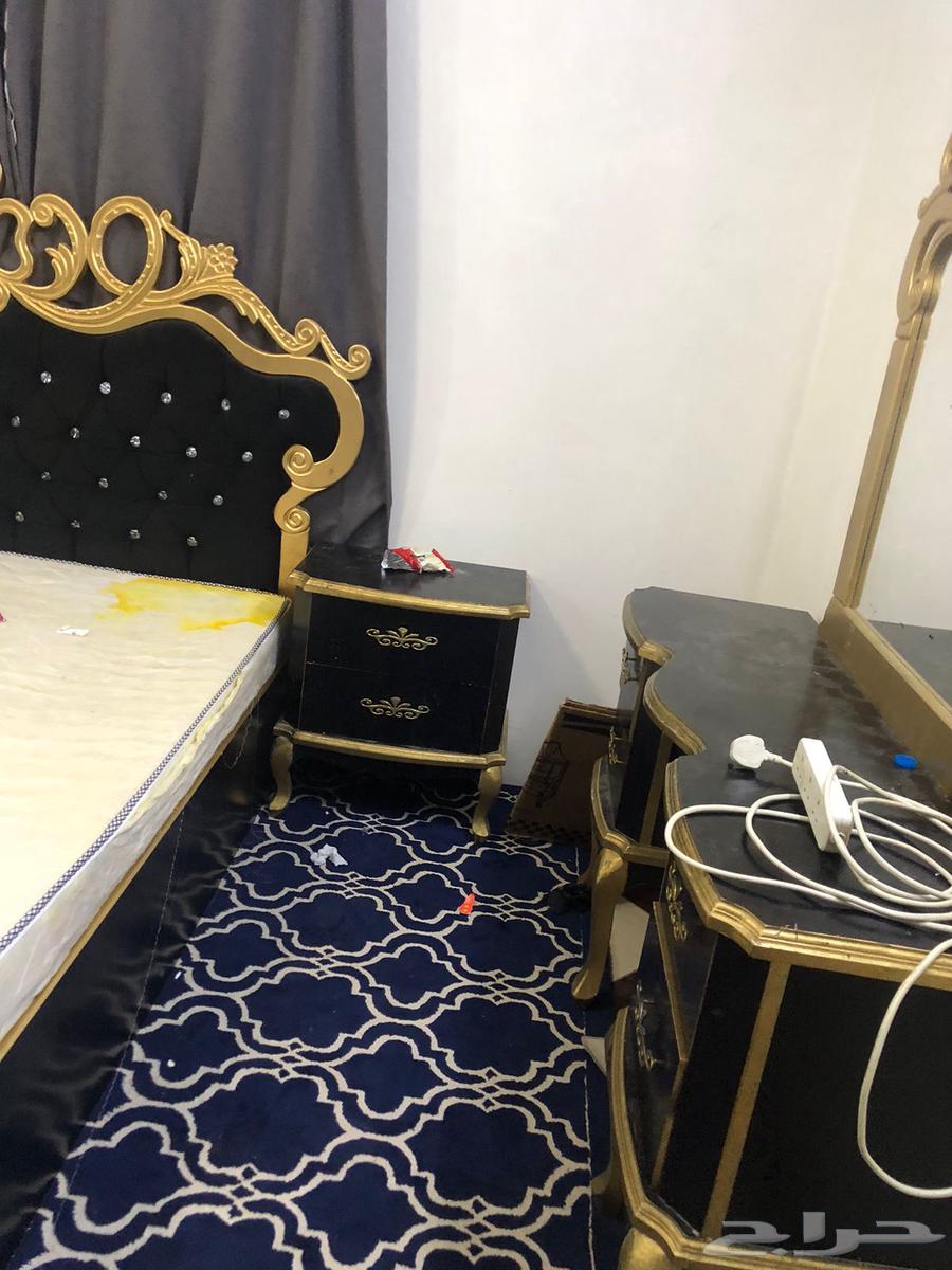 Complete used bedroom set consisting of a wardrobe, bed with mattress, and dressing table64370323453827114