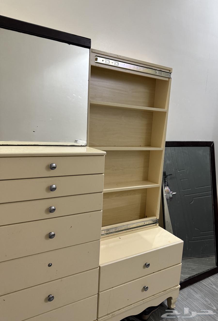 Wardrobe and dressing table64368105367041113