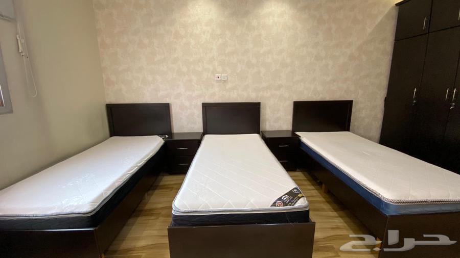 Three beds with mattresses, dressing table, mirror, and two nightstands64373683784705110