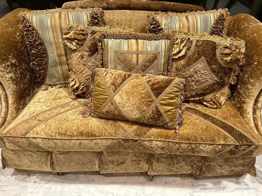 Selling a sofa in good condition, lightly used64368236799361113