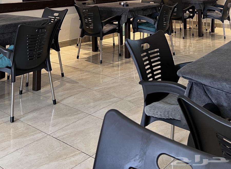 كراسي بلاستيك لون اسود تنفع لكوفي64372623983489110