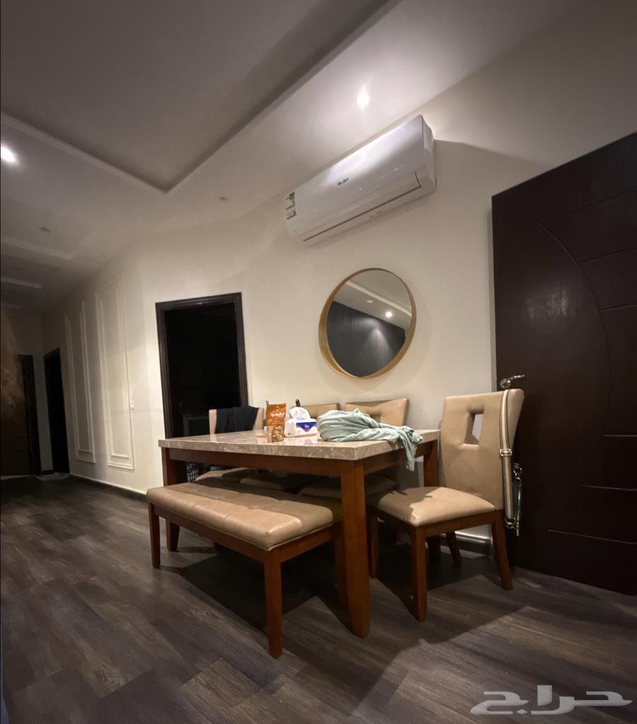 طاولة مكونة من رخام وخشب تايلندي64375437982721110