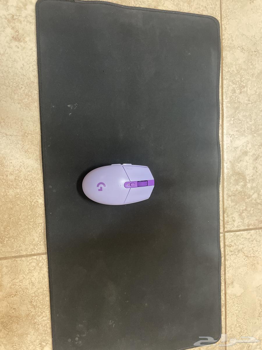 Logitech G304 mouse and black mouse pad64365365807106111