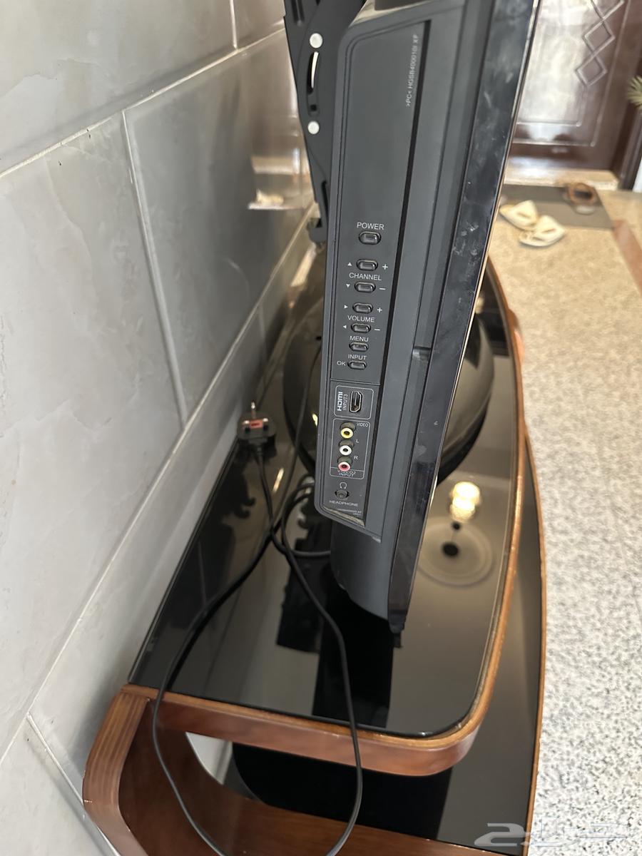 للبيع طاولة مع شاشة تلفزيون سانيو64371643443201113