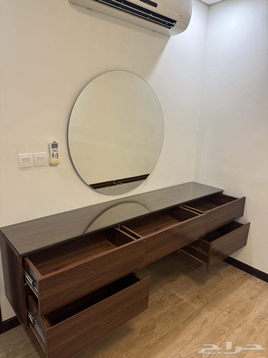 Dressing table and mirror64375991276929111