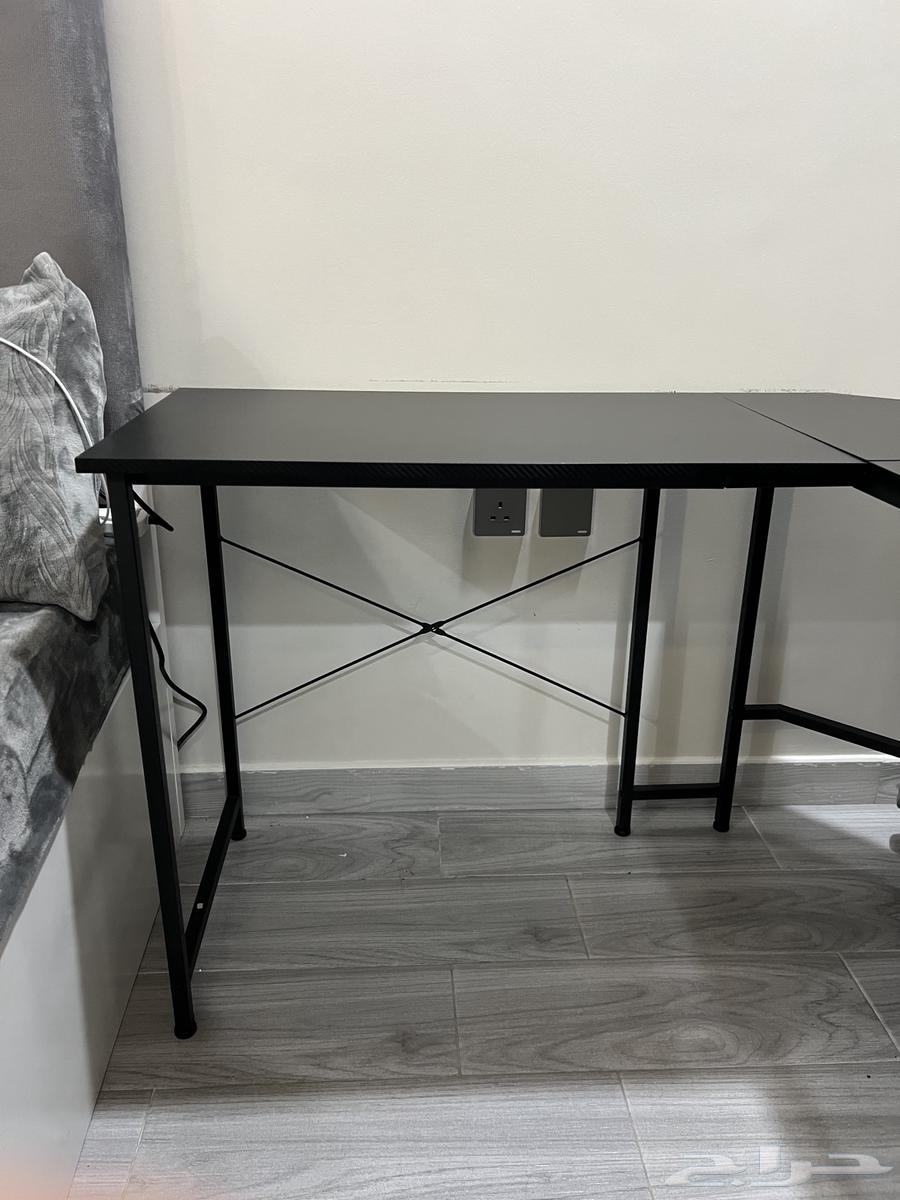 طاولة على حرفL سليمة وبحال جيد ثابته وتستحمل اوزان64365291408131112