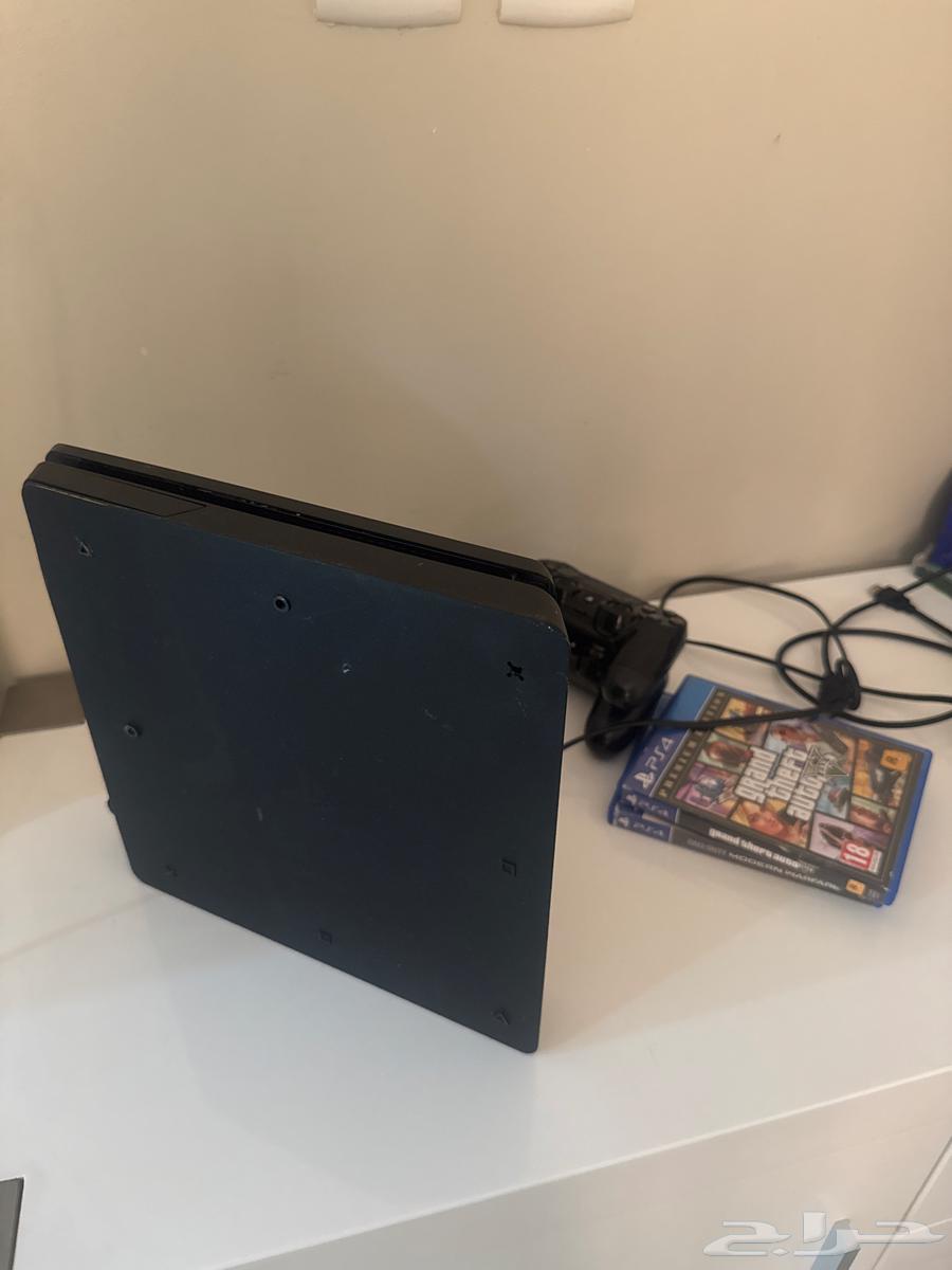 Sony 4 with two Black Ops tapes, Modern Warfare, and three controllers, two of them64368411908482111