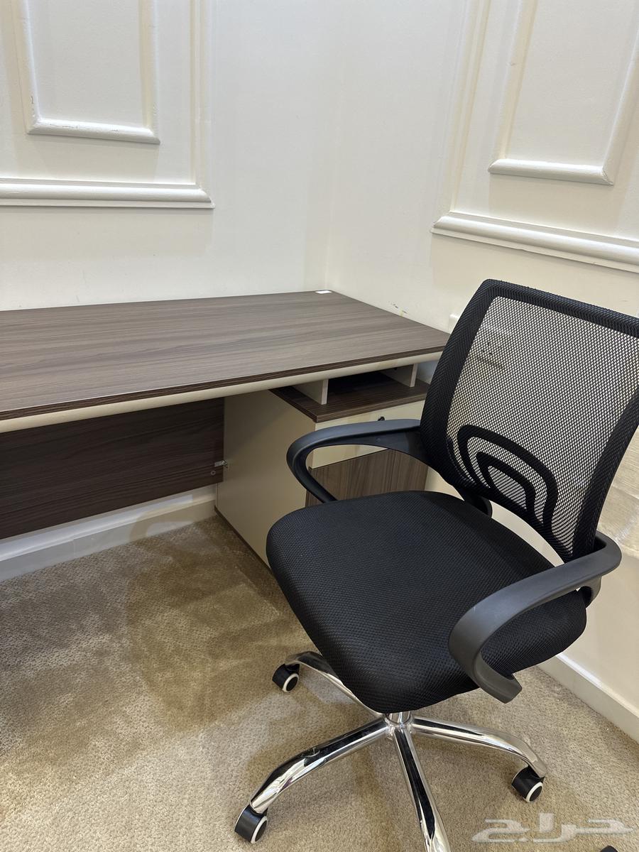 طاولة مكتب شبه جديده مع كرسي64369893408643113
