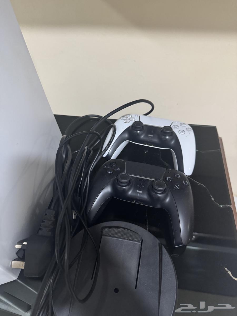 Sony 5 with base and 2 controllers64375230152065112