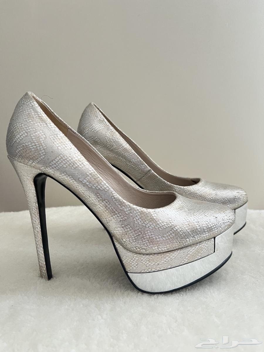 A distinctive evening pair of shoes64368571826562113