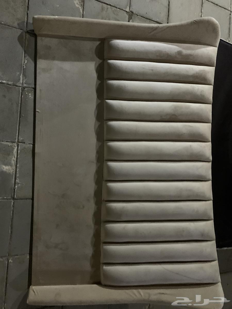 راس سرير ابيض على كحلي عرضه مترين وربع طوله متر ونص64373625011203112