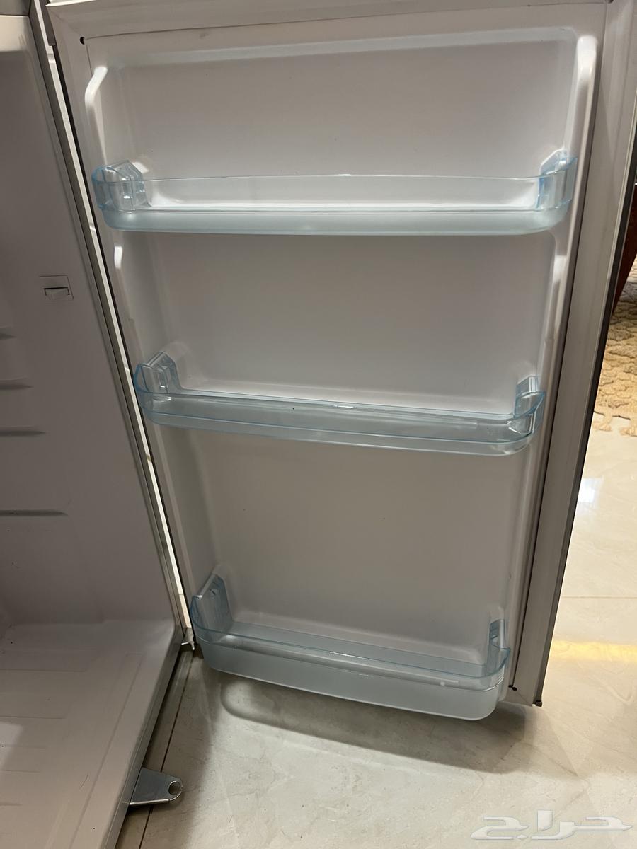 A completely fine refrigerator with no issues64365791618689114