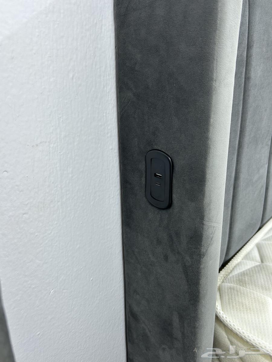 Double bed and a half with mattresses size 160 with storage drawers and charging cable64375037752706113