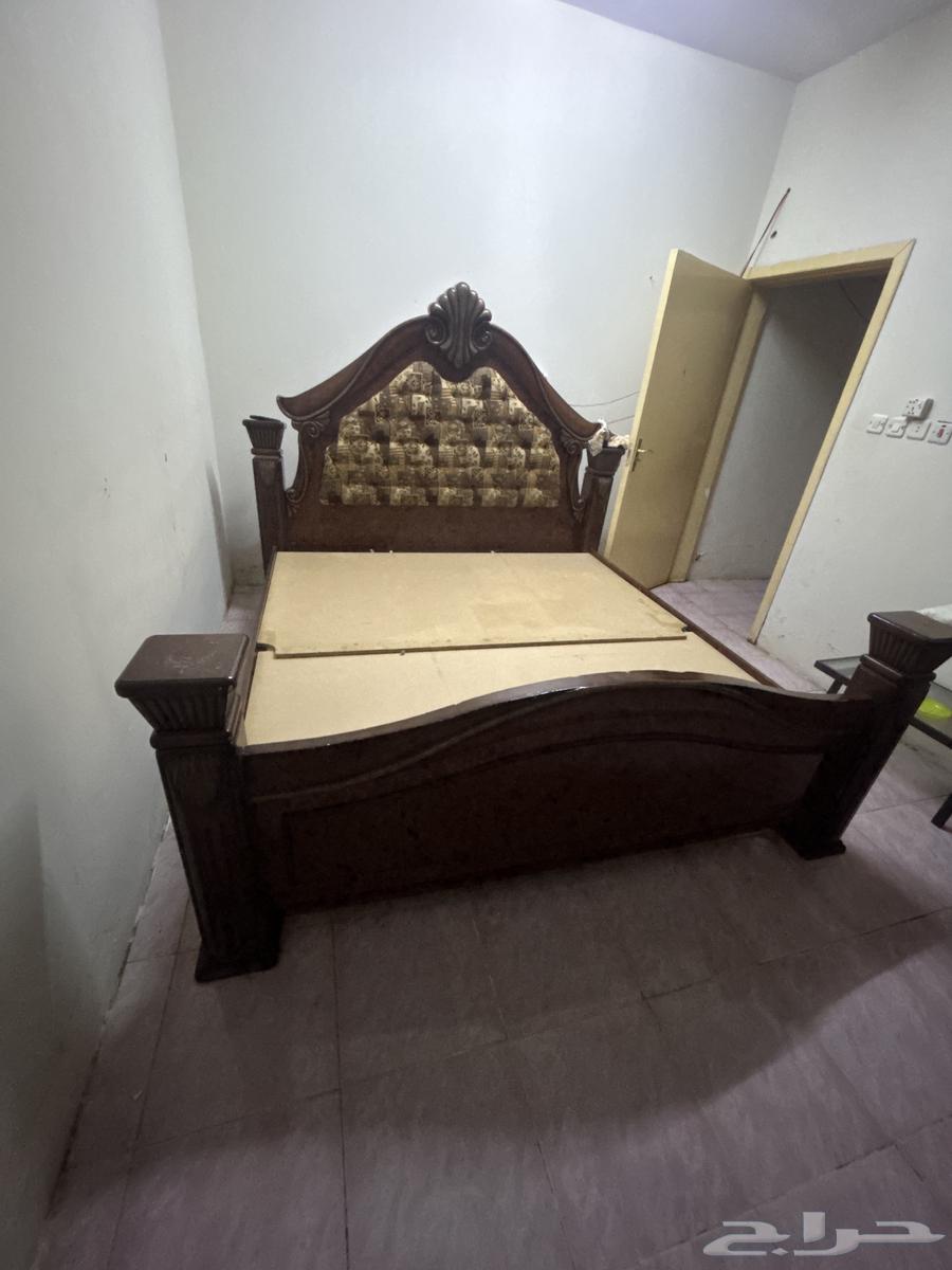 Items for sale: double bed with mattress, dressing table with mirror, and washing machine64375946944001110
