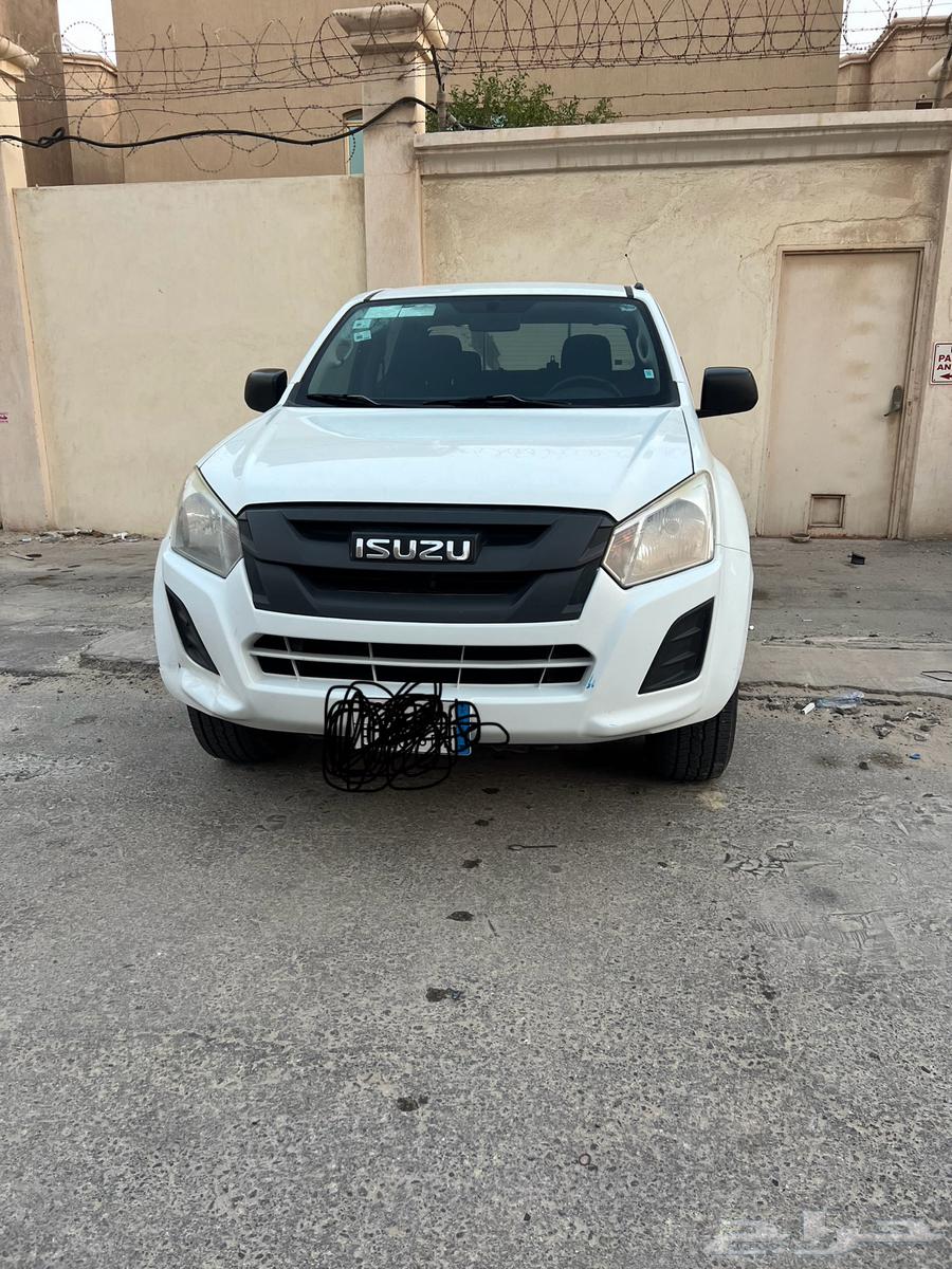 Isuzu D-Max 2018 for rent, clean with driver and without64516268255617110