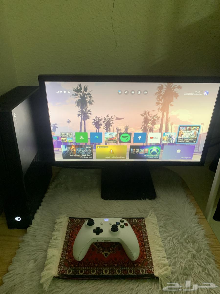 Xbox 1 with screen64370352081153114