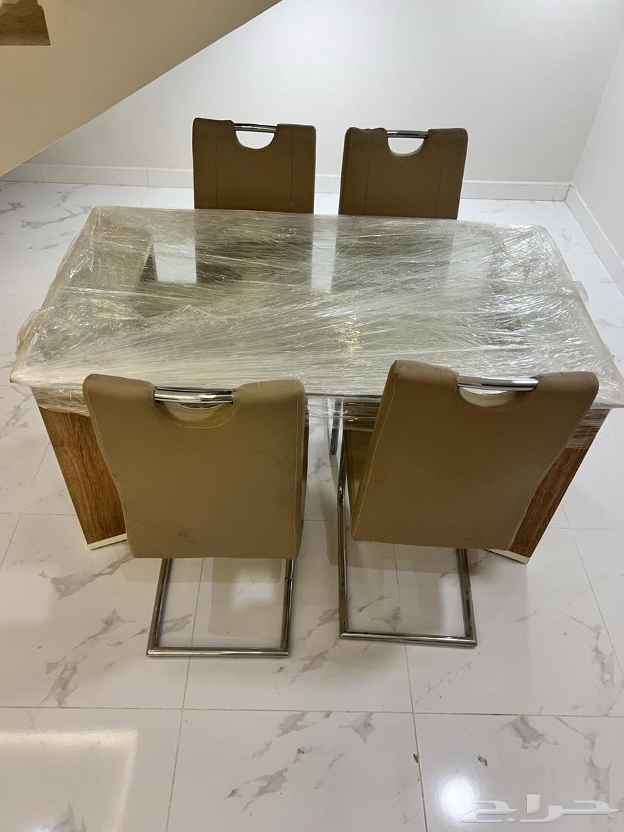 Dining table with 4 chairs64371803547394111