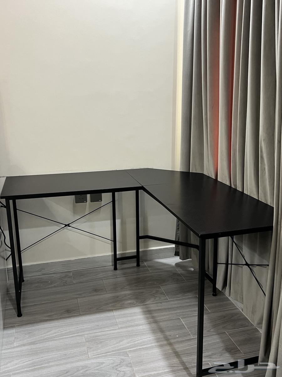 طاولة على حرفL سليمة وبحال جيد ثابته وتستحمل اوزان64365291408131110