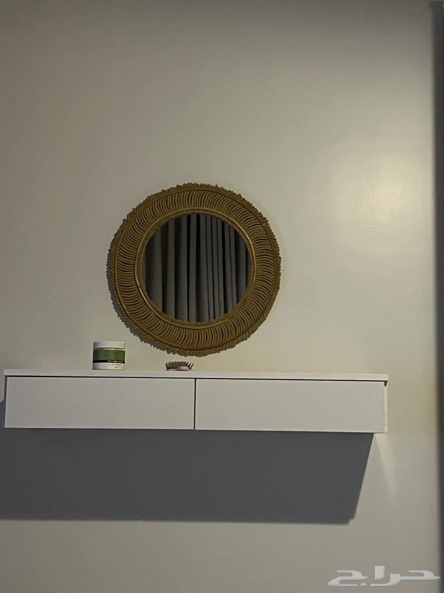 Shelf and mirror64375318954626110