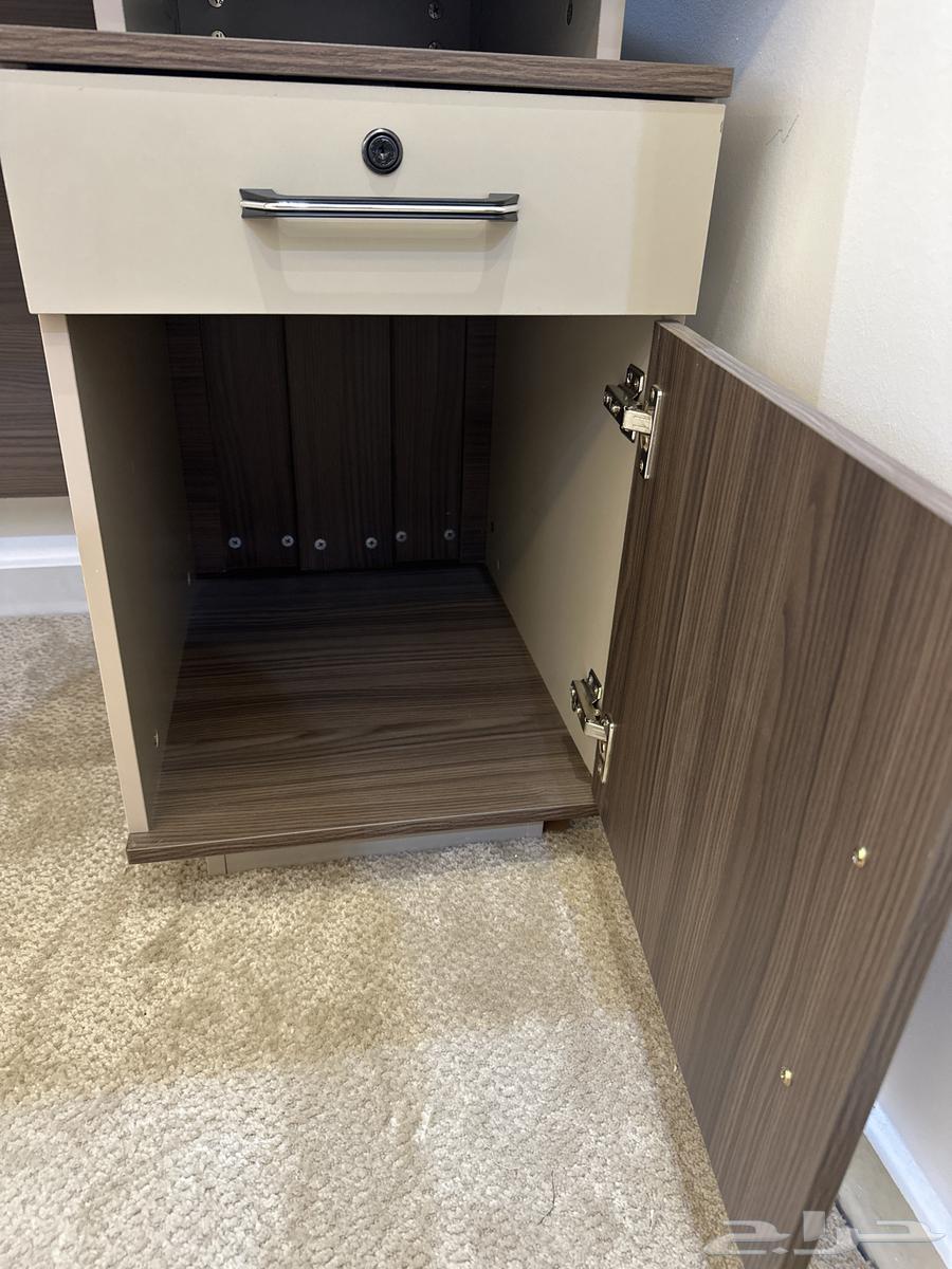 طاولة مكتب شبه جديده مع كرسي64369893408643112