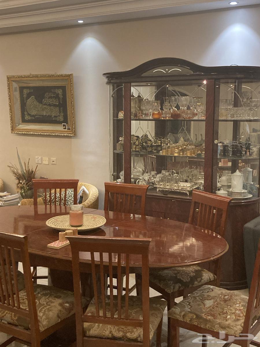 طاولة طعام مع ثمانية كراسي ودولاب64369396498179111