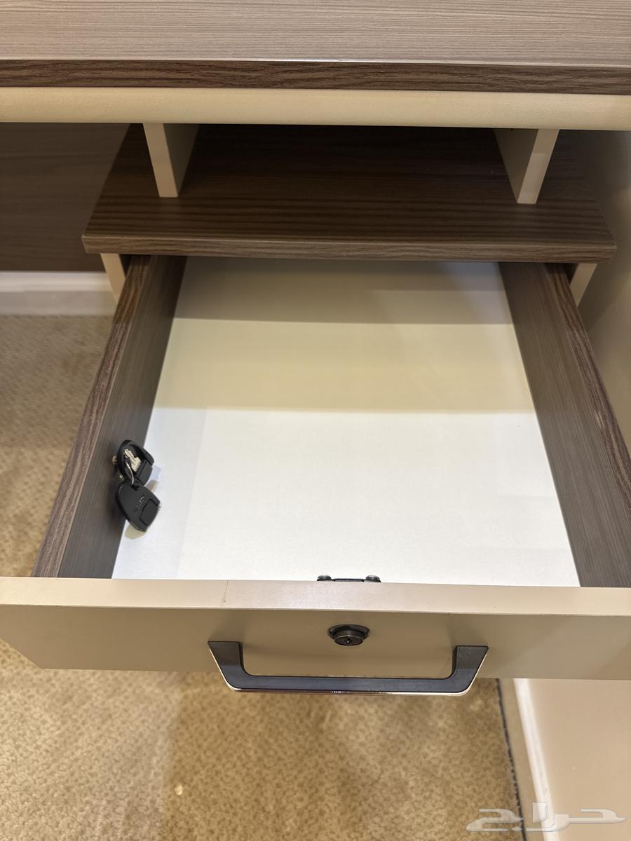 طاولة مكتب شبه جديده مع كرسي64369893408643111