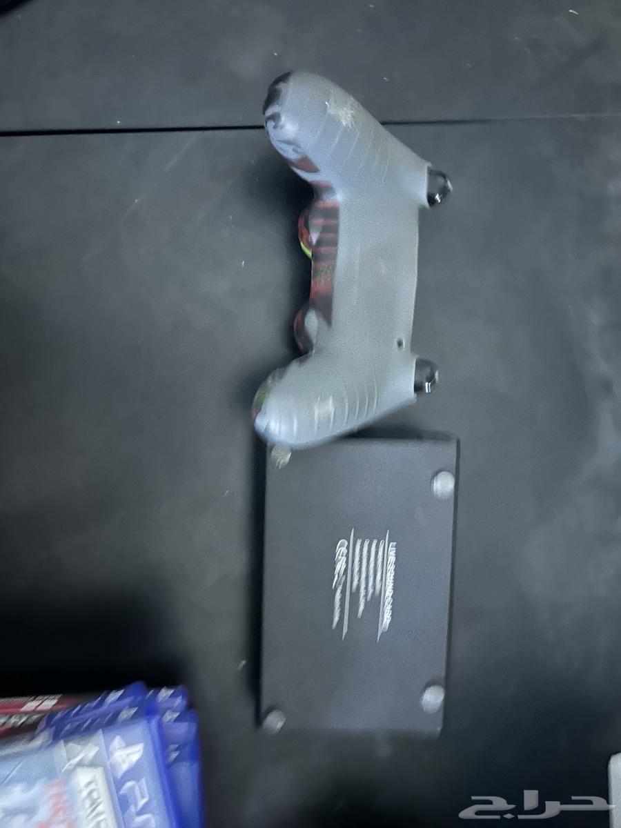 Sony 4 controller with Sony 4 hand and broken on the sum64371803606147113