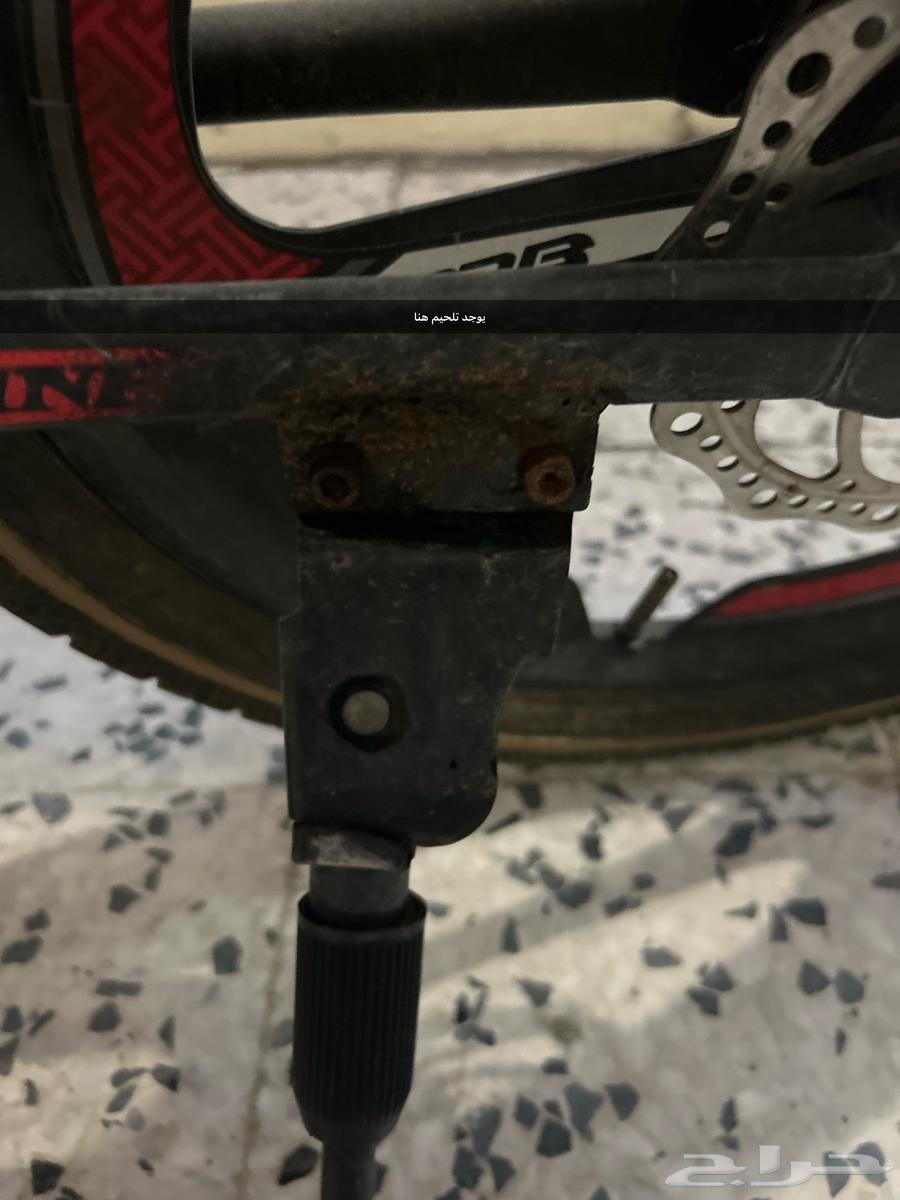 A clean sports bike available in the trunk, located in the pictures64377004464131112