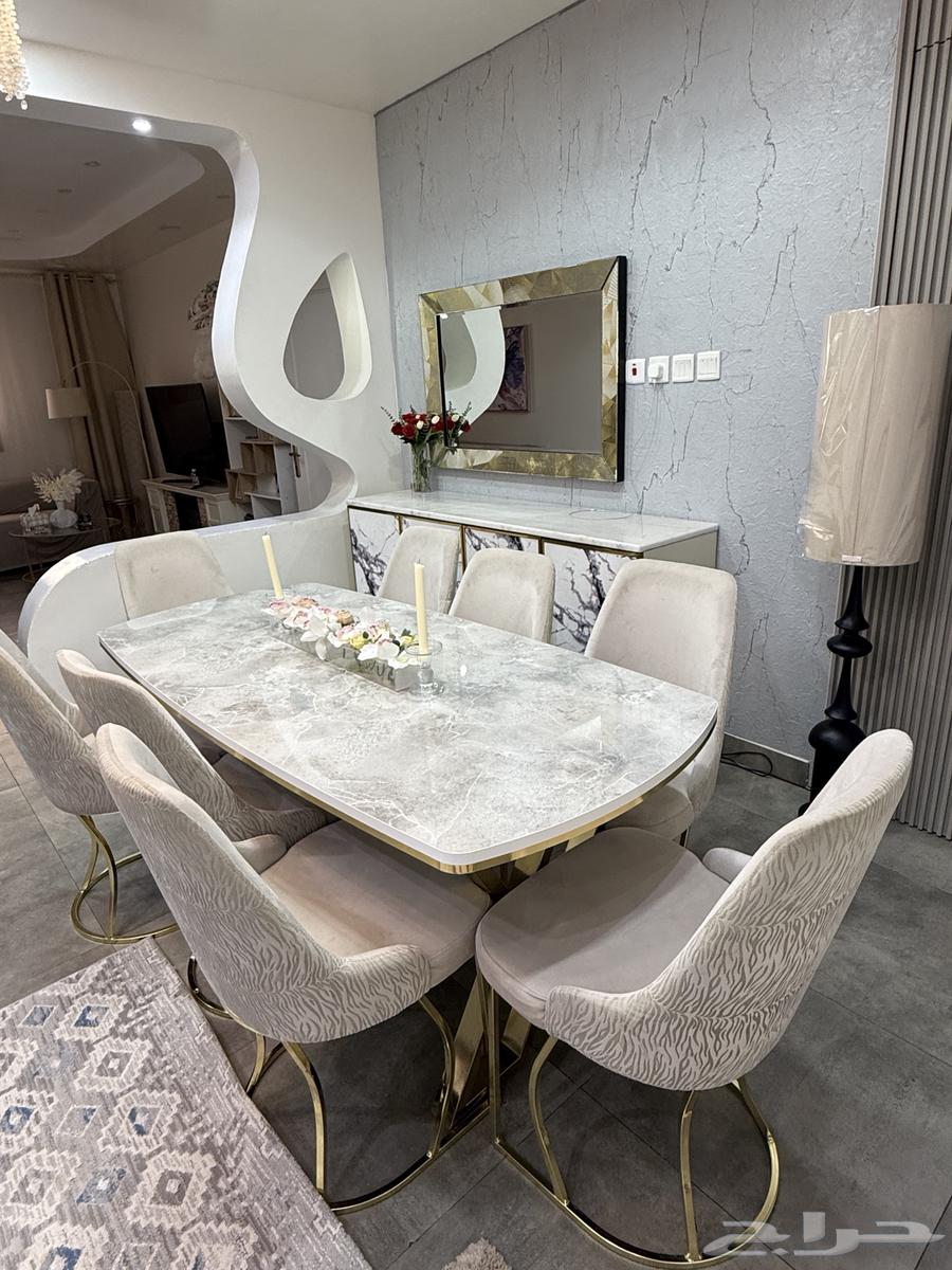 Dining table with buffet and mirror64371104127873110