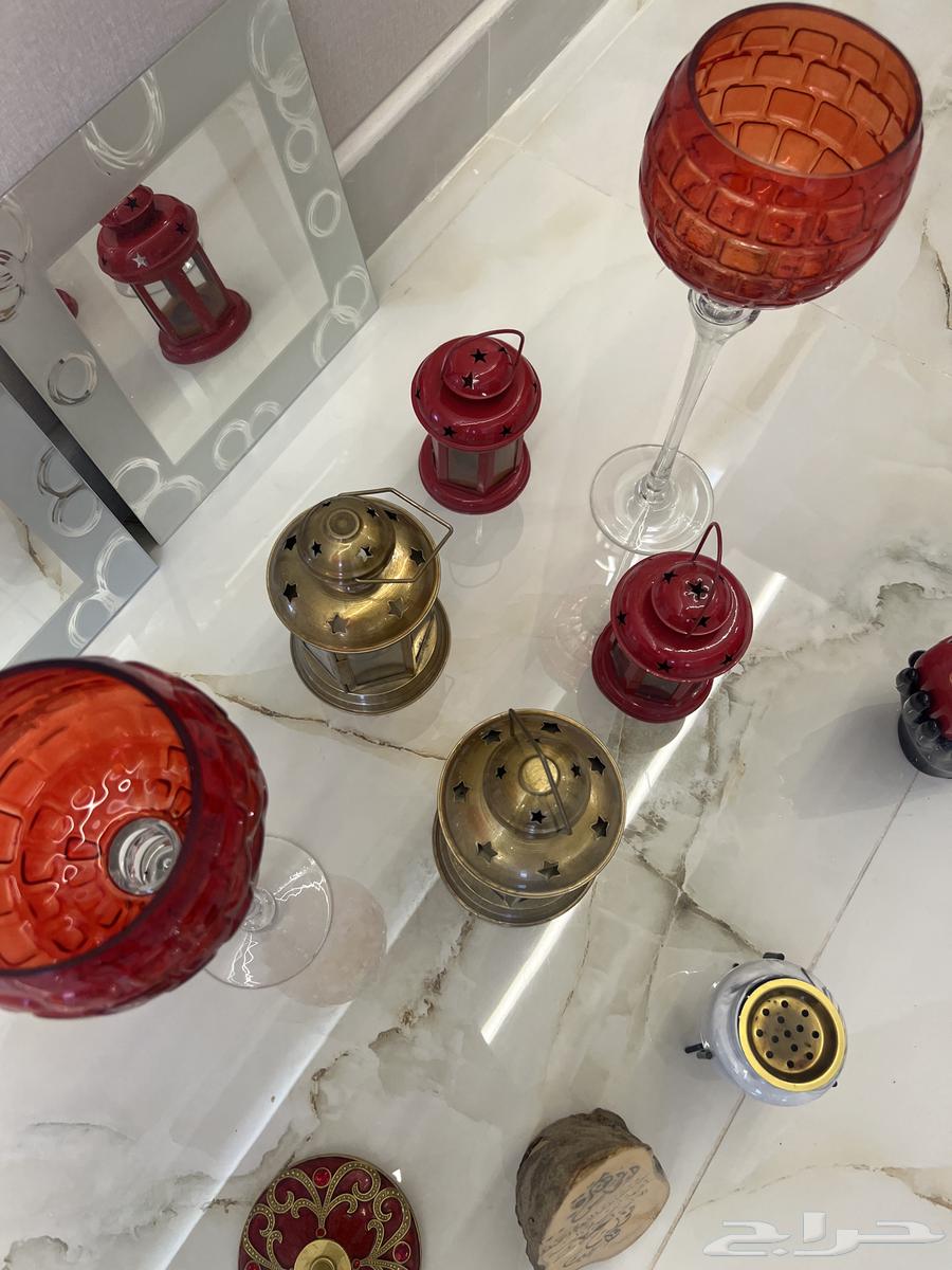 Mirrors and a number of decorations64367143926019111