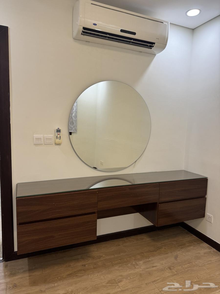 Dressing table and mirror64375991276929110