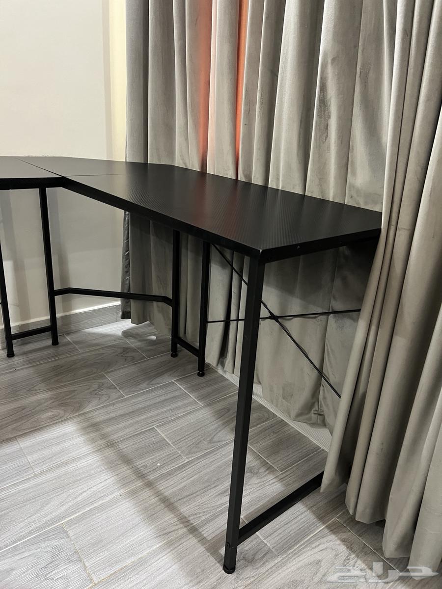 طاولة على حرفL سليمة وبحال جيد ثابته وتستحمل اوزان64365291408131113