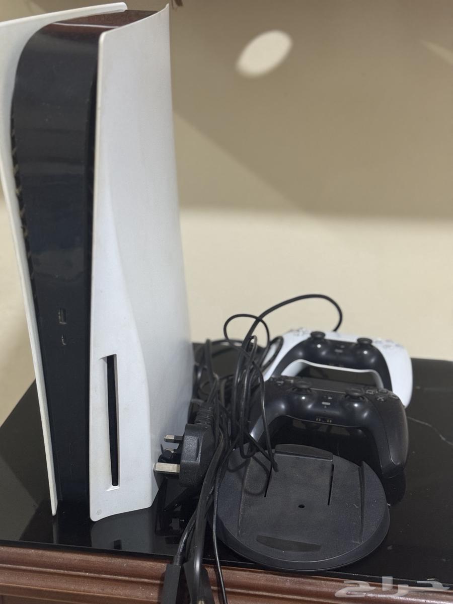 Sony 5 with base and 2 controllers64375230152065111