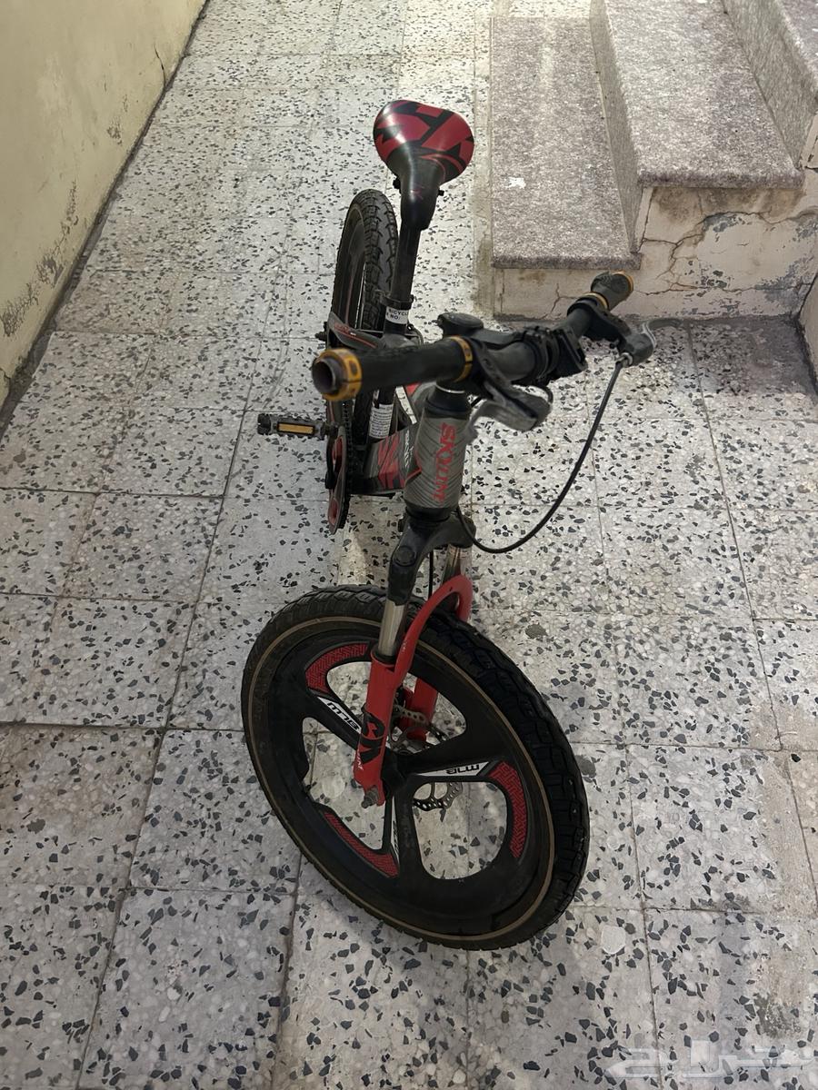 A clean sports bike available in the trunk, located in the pictures64377004464131111