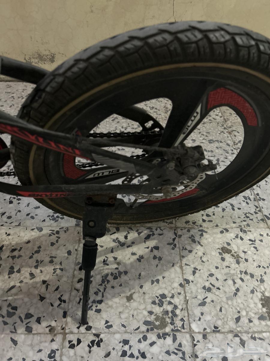 A clean sports bike available in the trunk, located in the pictures64377004464131113