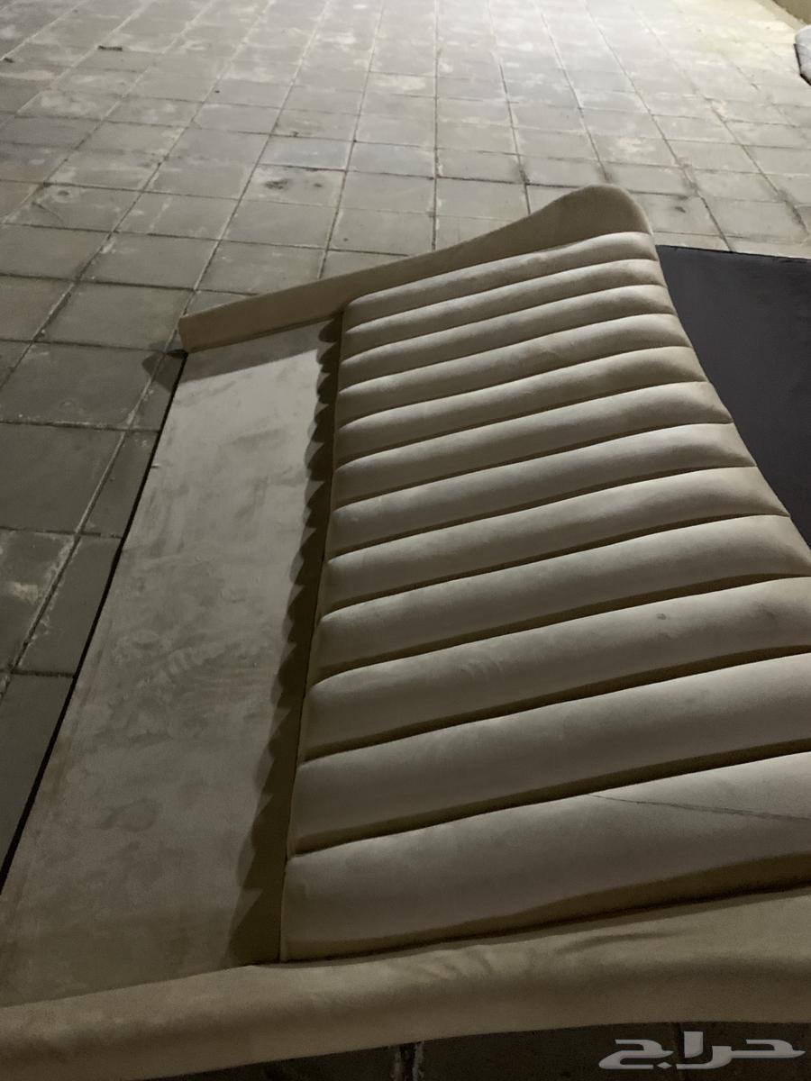 راس سرير ابيض على كحلي عرضه مترين وربع طوله متر ونص64373625011203111