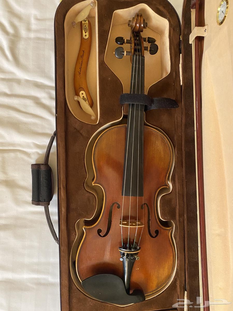 A German violin, almost used but in good condition. Its sound is beautiful, vintage, and cinematic64367129385602110