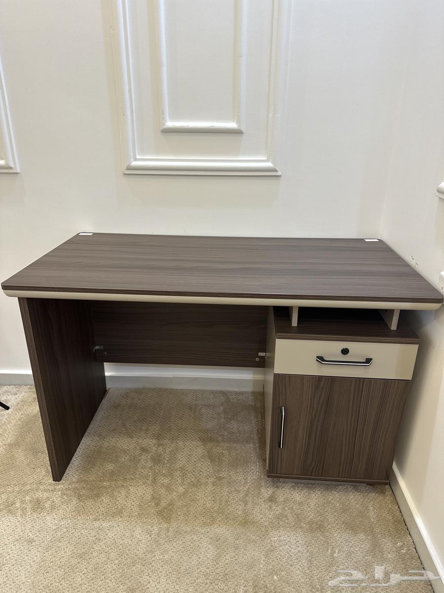 طاولة مكتب شبه جديده مع كرسي64369893408643110