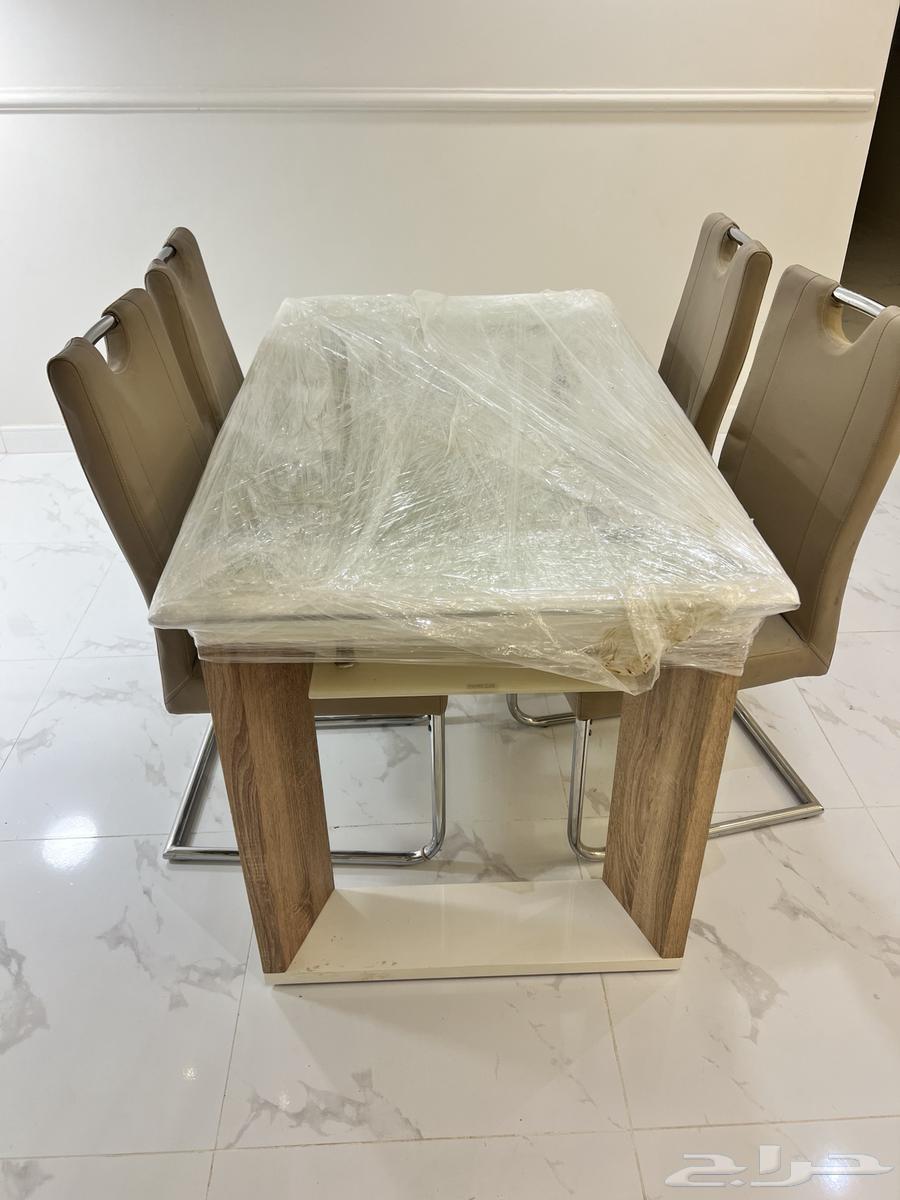 Dining table with 4 chairs64371803547394113