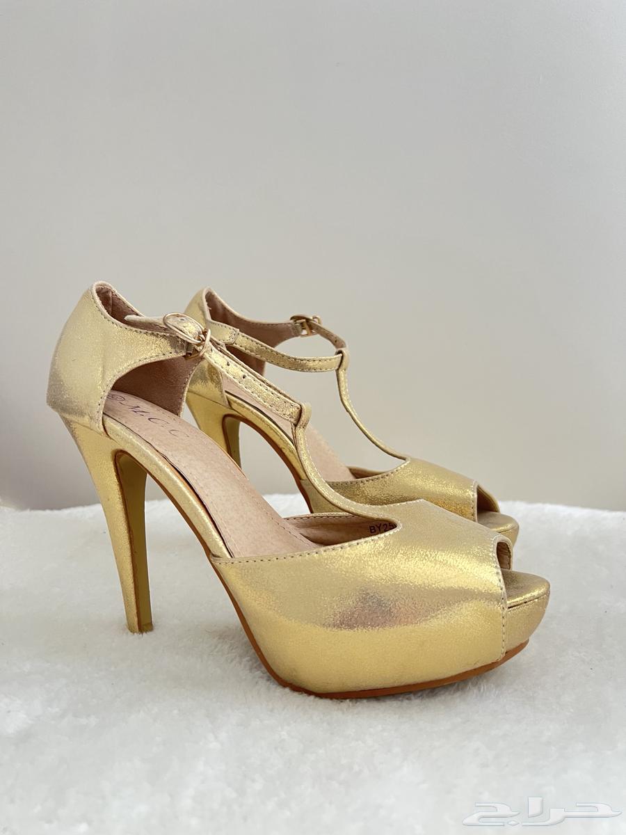 A distinctive evening pair of shoes64368571826562111