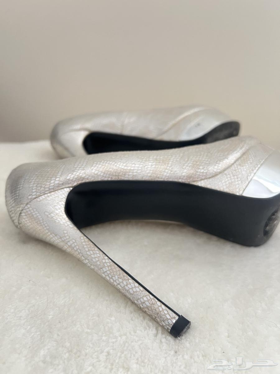 A distinctive evening pair of shoes64368571826562112