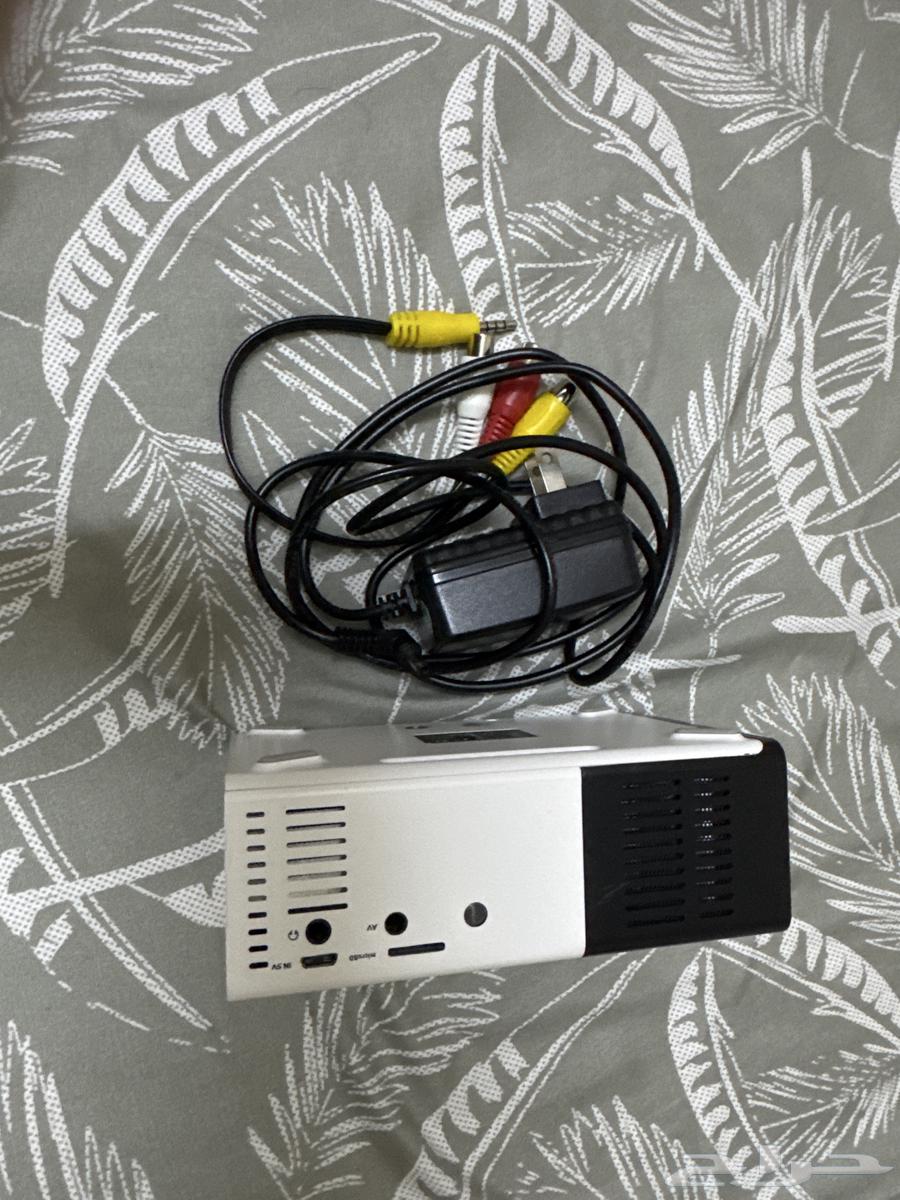 Projector64376215157761113