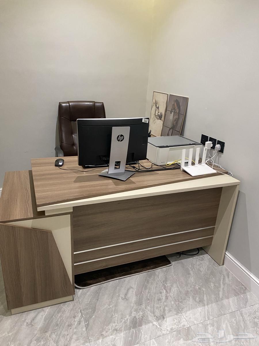 كمبيوتر مكتبي مع طاوله للبيع نظيف جدا64371452413954110